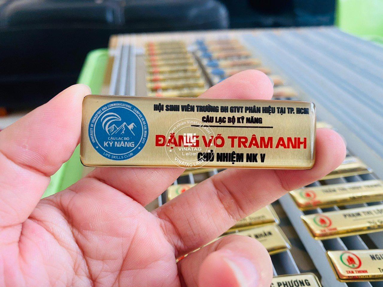Bang ten nhan vien inox dong hop kim khac laser logo Vinatag