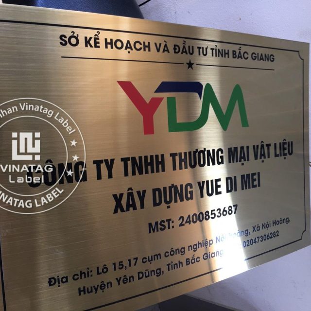 Bien bang cong ty inox dong mica cao cap