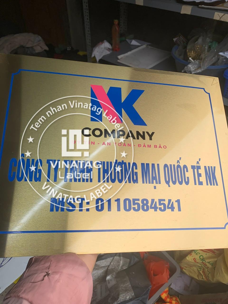 Bien bang cong ty inox dong mica cao cap 