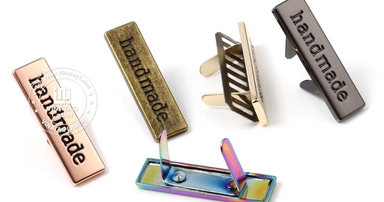 Tag kim loại cao cấp cho ngành may mặc – sang trọng, tinh tế và bền đẹp.