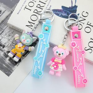 Kiểm tra chất lượng móc khóa mica acrylic trước khi giao