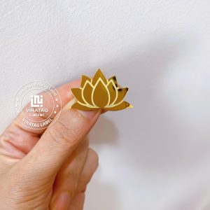 Chi tiết vật liệu và bề mặt báo giá huy hiệu
