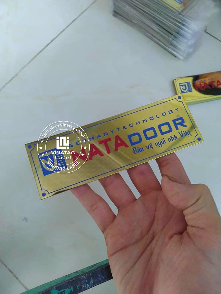 tem đồng ăn mòn mạ vàng logo theo yêu cầu Vinatag - hình 5
