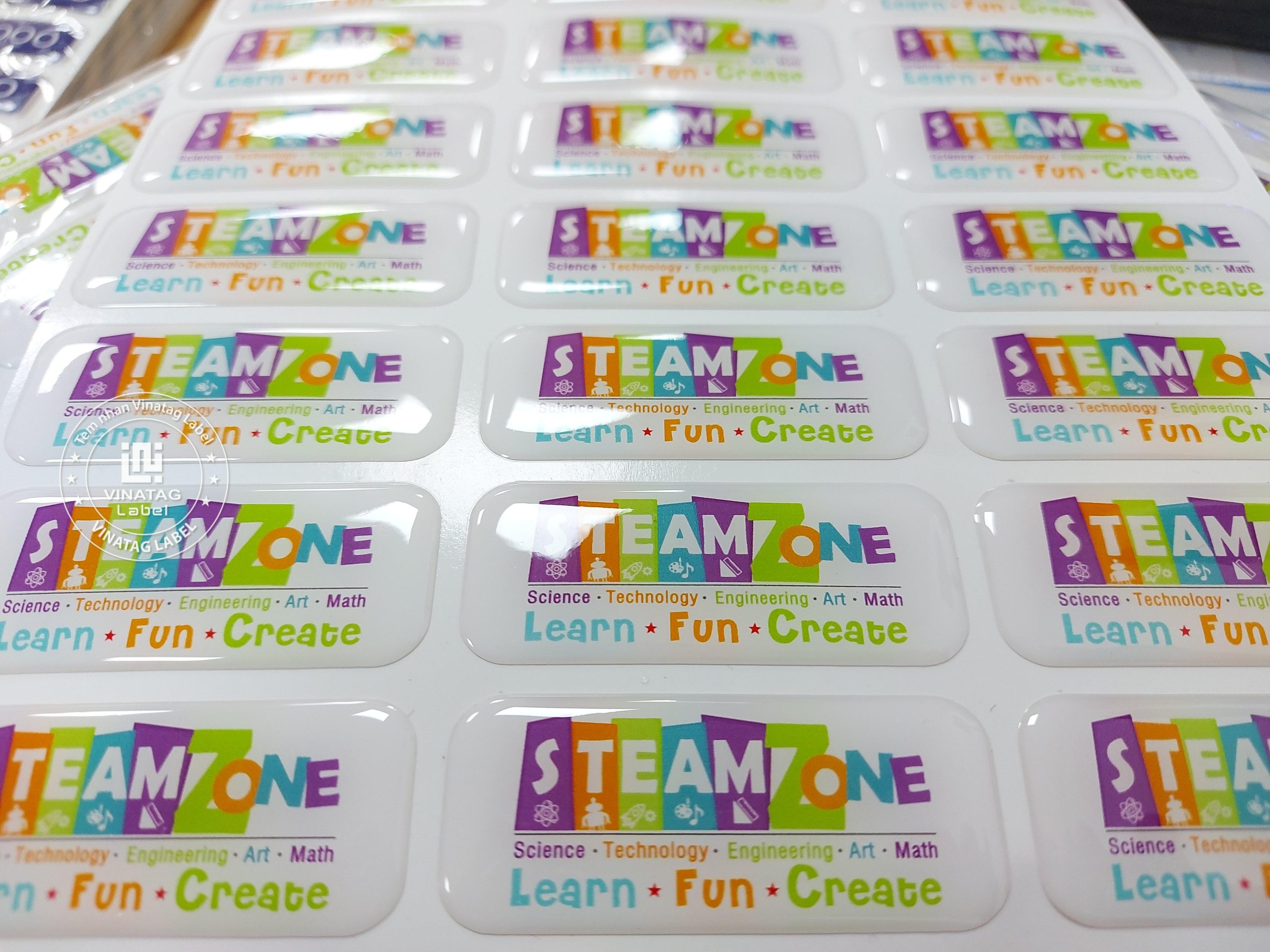 Tem epoxy QR và logo STEAM ZONE theo yêu cầu
