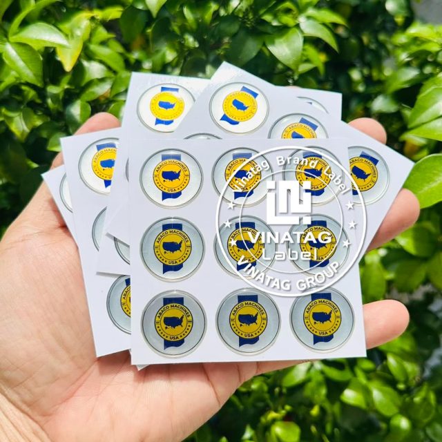 Tem epoxy logo ABACO Machines dạng tròn màu vàng xanh – báo giá tem epoxy