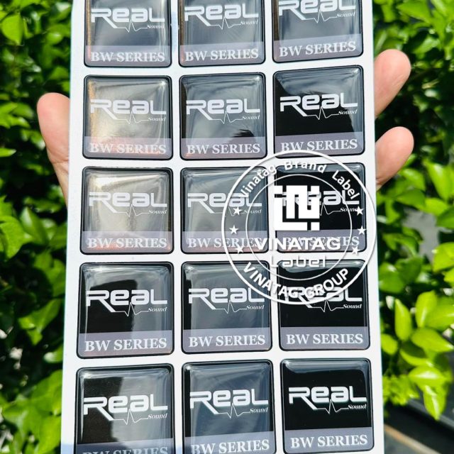 Tem epoxy logo REAL Sound BW Series nền đen phủ nổi bóng – tem epoxy là gì